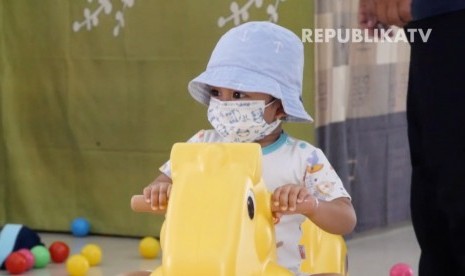 Seorang anak mengungsi di posko kesehatan Balai Rehabilitasi Sosial Anak di daerah Rumbai, Riau.