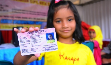 Seorang anak menunjukkan Kartu Identitas Anak yang pada Expo Salatiga 2018 di Lapangan Pancasila, Salatiga, Jumat (13/7).