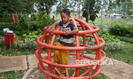 Seorang anak nampak bermain di taman BKT Jakarta, Rabu (8/3)