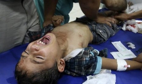 Seorang anak Palestina meraung kesakitan dalam tindakan medis akibat pemboman Israel