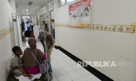 Seorang anak pasien Demam Berdarah Dengue (DBD) terpaksa harus dirawat di lorong ruangan teratai yang berada di Rumah Sakit Umum Daerah (RSUD) Cibinong, Bogor, Jawa Barat, Selasa (1/3).