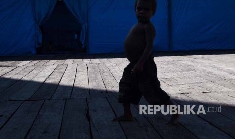 Seorang anak penderita gizi buruk berjalan di teras Aula Gereja Protestan, Agats, Kabupaten Asmat, Papua, Senin (22/1).