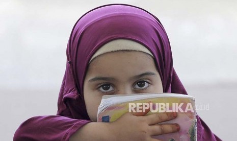 Seorang anak perempuan mengikuti pelajaran Alquran di Masjid Usman bin Affan, Khan Younis di Jalur Gaza, Palestina.