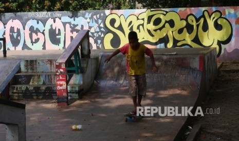 Seorang anak sedan berlatih gerakan dasar bermain skate board di Bogor Skate Park, Bogor, Rabu (12/7). 