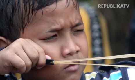 Seorang anak tengah bermain ketapel di Kampoeng Ketapel, Ciganjur, Jakarta Selatan.