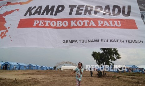 Seorang anak terdampak likuifaksi bermain di sekitar tenda Kamp Pengungsi Terpadu di Kelurahan Petobo, Palu, Sulawesi Tengah, Jumat (19/10/2018).