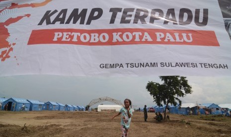 Seorang anak terdampak likuefaksi bermain di sekitar tenda Kamp Pengungsi Terpadu di Kelurahan Petobo, Palu, Sulawesi Tengah (ilustrasi)