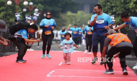 Seorang anak terlihat mengikuti RSA Equal Run di lapangan Grha Sabha Pramana UGM, Ahad (16/2/2025). Acara ini diselenggarakan oleh Rumah Sakit Akademik Universitas Gajah Mada (RSA UGM) yang bekerja sama dengan Fakultas Kedokteran, Keperawatan, dan Kesehatan Masyarakat Universitas Gajah Mada (FK-KMK UGM) guna untuk memeriahkan Dies Natalis ke -79 FK-KMK UGM, HUT ke-13 RSA UGM, HUT ke -43 RSUP Dr. Sardjito dan HUT ke-97 RSUP Dr. Soeradji Tirtonegoro.