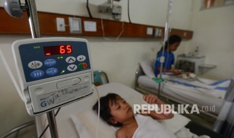  Seorang anak yang terkena virus Demam Berdarah Dengue (DBD) dirawat di ruangan teratai yang berada di Rumah Sakit Umum Daerah (RSUD)  Bogor.