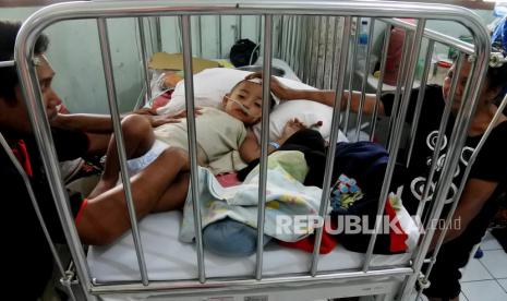 Seorang anak yang terserang demam berdarah dengue (DBD) sedang dirawat di bangsal anak RSUD Tc Hillers di Maumere, Kabupaten Sikka, NTT,Sabtu (14/3/2020). (Antara/Kornelis Kaha)