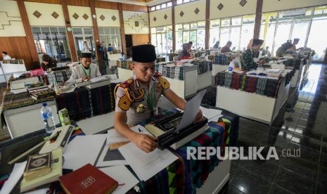  Seorang anggota Akademi Kepolisian dari Jawa Tengah Farhan Arif mengikuti semi final lomba Musabaqah menulis makalah ilmiah Al Quran dalam rangkaian MTQ Nasional ke XXVI yang diadakan di Gedung Irigasi PU Kota Mataram, Nusa Tenggara Barat, Selasa (2/8). (