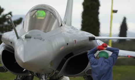 Yunani-AS Kembali Perpanjang Kesepakatan Militer. Foto:   Seorang anggota awak darat mengarahkan jet Rafale di pangkalan udara militer Tanagra, sekitar 82 kilometer (51mil) utara Athena, Yunani, pada Rabu, 19 Januari 2021.