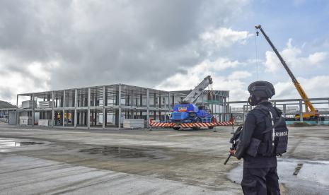 Seorang anggota Brimob Polda NTB berjaga di area Pertamina Mandalika International Street Circuit di KEK Mandalika, Kecamatan Pujut, Praya, Lombok Tengah, NTB (ilustrasi).