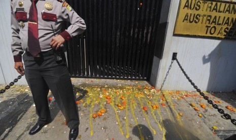  Seorang anggota kepolisian berjaga di depan pintu Kedubes Australia, saat Komando Pejuang Merah Putih memprotes kasus penyadapan di depan Kedubes Australia, Kuningan, Jakarta, Jumat (22/11).  (Antara/Zabur Karuru)