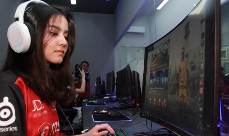 Atlet esport bermain salah satu gim (ilustrasi). Kompetisi E-sport yang digelar antara lain Free Fire, AOV dan Call of Duty