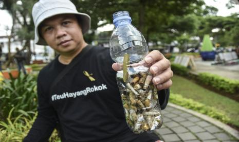 Seorang anggota Komunitas No Tobacco Community (NOTC) menunjukan puntung rokok saat aksi hari tanpa tembakau sedunia di Taman Kota Tasikmalaya, Jawa Barat, Selasa (31/5/2022). Aksi yang melibatkan mahasiswa, SBH, kader Posyandu, dan Komunitas No Tobacco Community (NOTC) bertujuan memberikan pemahaman dan meningkatkan kesadaran kepada masyarakat akan bahaya rokok bagi kesehatan dan lingkungan.