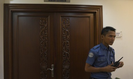 Seorang anggota Pamdal Dewan Perwakilan Daerah berjaga di depan ruangan Ketua DPD Irman Gusman di Komplek Parlemen Senayan, Jakarta.