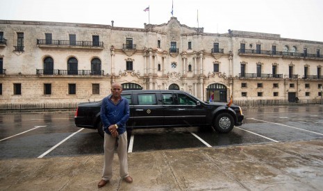 Seorang anggota pasukan keamanan Kuba berjaga di depan limusin Presiden Barack Obama yang dikenal dengan The Beast, saat Obama dan keluarga menikmati tur di Kota Tua Havana, Ahad, 20 Maret 2016.