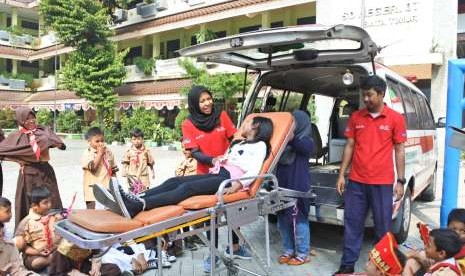 Seorang anggota PMI sedang menjelaskan apa saja yang terdapat dalam mobil ambulans.