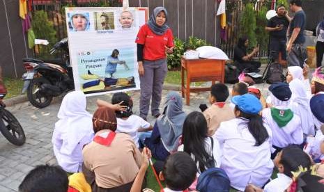 Seorang anggota PMI sedang menjelaskan tahapan penanganan orang pingsan dalam acara Anak Siaga Hansaplast di SDN Kalibata 07, Jakarta.