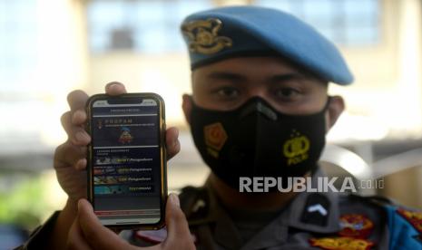 Seorang anggota propam polri menunjukan aplikasi Proram Presisi di Mabes Polri, Jakarta, Selasa (13/4). Aplikasi Propam Presisi merupakan sarana pelayanan kepada masyarakat atau pelapor sehingga lebih cepat, mudah, transparan, akuntabel dan informatif.