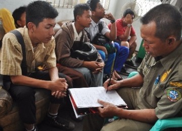 Seorang anggota Satuan Polisi Pamong Praja (Satpol PP) mendata sejumlah pelajar sekolah yang terjaring saat razia pelajar (ilustrasi).