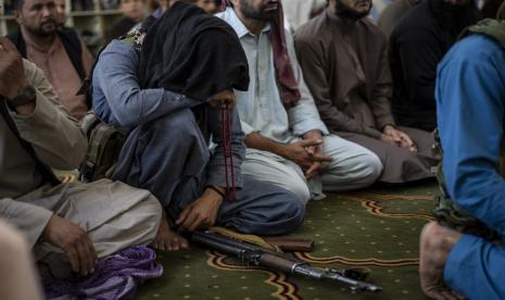 Seorang anggota Taliban berdoa di dalam sebuah masjid selama salat Jumat di Kabul, Afghanistan, Jumat 17 September 2021.