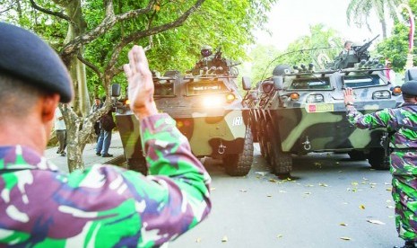 Seorang anggota TNI  mengarahkan kendaraan militer dalam persiapan pengamanan pemilihan umum presiden(pilpres)di Denpasar, Bali, Jumat (4/7).