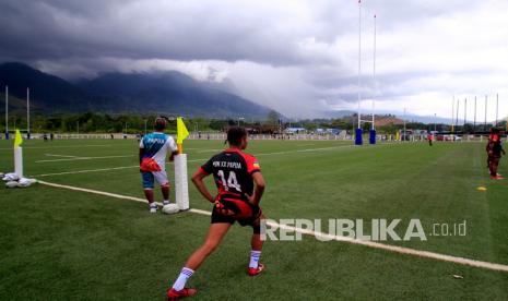 Seorang atlet bersiap berlatih di venue cabang olahraga rugbi, kompleks TNI Angkatan Udara, Sentani, Kabupaten Jayapura, Papua, Rabu (22/9/2021). Arena rugbi tersebut telah siap digunakan untuk Pekan Olahraga Nasional (PON) Papua setelah pembangunannya dinyatakan rampung. 