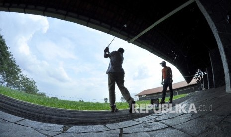 Seorang atlet Golf berlatih dalam rangka persiapan PON Jabar XIX 2016 di Bandung Giri Gahana Golf Jatinangor, Kabupaten Sumedang, Ahad (11/9).