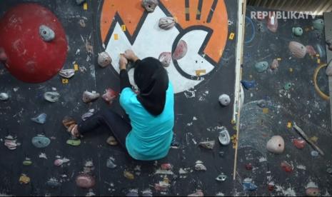 Seorang atlet panjat dinding tengah berlatih di pusat latihan panjat dinding, Jakarta Selatan.