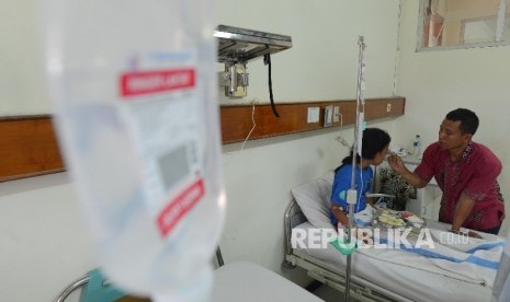  Seorang ayah merawat anaknya yang terkena virus Demam Berdarah Dengue (DBD) di ruangan teratai yang berada di Rumah Sakit Umum Daerah (RSUD) Cibinong, Bogor, Jawa Barat, Selasa (1/3).