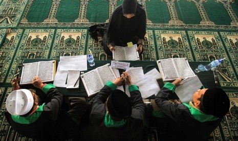 Seorang Bakal Calon Legislatif (bacaleg) perwakilan perempuan mengikuti uji mampu baca Alquran yang dilaksanakan oleh Komisi Independen Pemilihan (KIP) Lhokseumawe di Masjid Agung Islamic Centre, Kota Lhokseumawe, Aceh, Senin (16/7). 