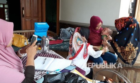 Seorang balita asal Desa Ciwareng, Kecamatan Babakan Cikao, Kabupaten Purwkarta, disuntik imunisasi DPT untuk pencegahan penyakit difteri (ilustrasi) 