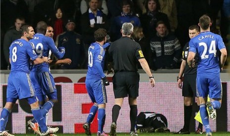 Seorang ball boy (tiga kanan) tersungkur di lapangan setelah terlibat insiden dengan pemain Chelsea, Eden Hazard (tak terlihat) dalam leg kedua semifinal Piala Liga lawan Swansea City di Stadion Liberty, Wales, Rabu (23/1). 