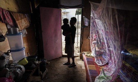 Seorang bapak menggendong anaknya di hunian sementara pascagempa di Desa Kekait, Lombok Barat, NTB, Rabu (19/12/2018). 