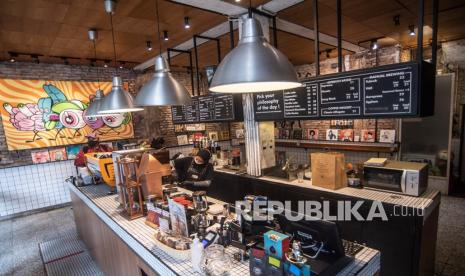 Seorang barista membuat kopi pesanan pembeli di Jakarta, Rabu (30/6/2021). Pemerintah menyampaikan bahwa supermarket, mall dan sektor2 esensial lainnya akan tetap beroperasi dengan jam operasional yg dipersingkat dan prokes yang ketat pada saat Pemberlakuan Pembatasan Kegiatan Masyarakat (PPKM) mikro darurat di Jawa-Bali yang rencana akan berlaku mulai awal Juli mendatang. 