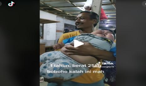 Seorang bayi di Bekasi, Jawa Barat memiliki berat badan yang tidak normal seperti anak kebanyakan di usianya. Viral di media sosial, Baby Kenzi memiliki berat 25 kilogram di usianya satu tahun.