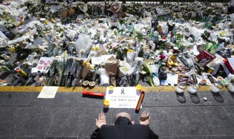 Seorang biksu Buddha berdoa untuk para korban kecelakaan maut selama perayaan Halloween Sabtu malam, di area penanaman bunga darurat yang didirikan di dekat lokasi kecelakaan di Seoul, Korea Selatan, Rabu, 2 November 2022. Pejabat Korea Selatan mengaku bertanggung jawab dan meminta maaf pada hari Selasa atas kegagalan dalam mencegah dan menanggapi gelombang kerumunan Halloween yang menewaskan lebih dari 150 orang dan membuat warga terkejut dan marah.