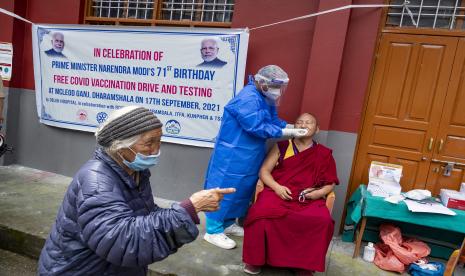 Seorang biksu Buddha Tibet di pengasingan diuji untuk COVID-19 di sebuah kamp. Protes berskala besar, yang jarang terjadi di Tibet, dimulai pada Rabu (26/10/2022) untuk menentang langkah penguncian selama dua bulan yang diterapkan China untuk mengekang penyebaran Covid-19. 