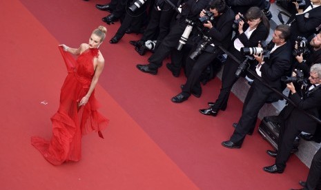 Seorang bintang berjalan di karpet merah Festival Film Cannes ke-69. Setiap tahun ajang ini selalu diikuti oleh bintang ternama dunia.