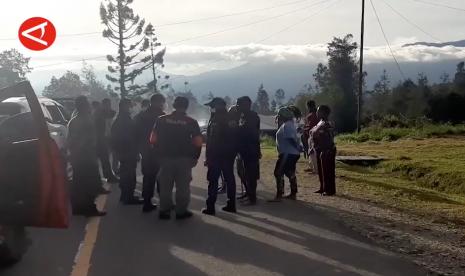 Seorang Bintara Pembina Desa di Pos Koramil Yalimo, Sersan Satu Eka Andriyanto beserta istrinya dianiaya dan ditembak hingga tewas oleh orang tak dikenal (OTK) di Distrik Elelelim, Yalimo, Papua.