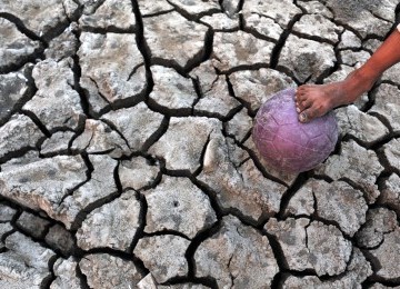 Seorang bocah bermain bola di area tambak yang dilanda kekeringan di Galesong Utara, Takalar, Sulsel, Kamis (8/9). (ANTARA/Yusran Uccang)