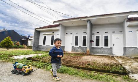 Seorang bocah bermain mobil-mobilan di kawasan perumahan subsidi pemerintah di Perumahan Sasak Panjang 2, Tajur Halang, Bogor, Jawa Barat, Rabu (17/2). Bank Indonesia (BI) mengeklaim relaksasi uang muka atau down payment (DP) rumah nol persen telah mendongkrak tingkat pengajuan kredit pemilikan rumah (KPR) perbankan.