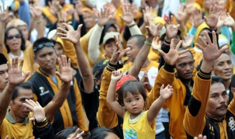 Seorang bocah di antara massa simpatisan mengikuti kampanye terbuka Partai Hanura di Lapangan Blok S, Jakarta, Jumat (28/3).