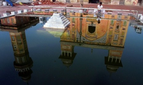 Jadi Tempat Syuting, Pengelola Masjid Pakistan Diberhentikan. Seorang bocah lelaki mengambil air wudhu sebelum melakukan shalat maghrib di masjid bersejarah, Wazir Khan, Lahore, Pakistan.