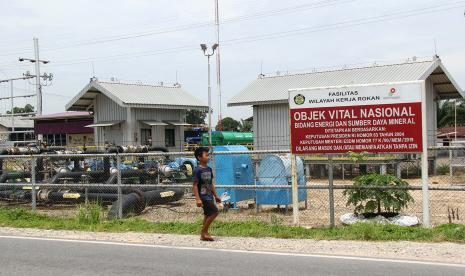 Seorang bocah melintas di dekat stasiun pemanas pompa Blok Rokan areal kerja Kontribusi Blok Rokan pada 2021 merupakan sepertiga produksi Pertamina.