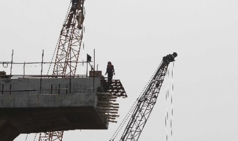 Seorang buruh bekerja di bidang konstruksi.