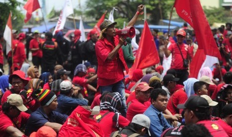 Seorang buruh berorasi ketika mengikuti aksi mogok di Kawasan Industri Pulogadung, Jakarta, Selasa (24/11).