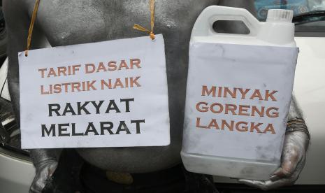 Seorang buruh melakukan aksi unjuk rasa di depan gedung Kementerian Perdagangan, Jakarta, Selasa (22/3/2022). BUMD DKI Jakarta berencana untuk memasok bahan minyak goreng dari PTPN.